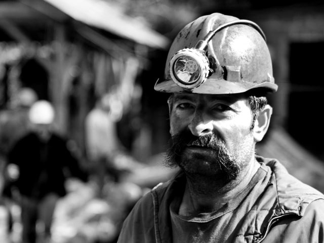 銀礦主要產國為祕魯、澳大利亞、波蘭、中國及墨西哥，早期仰賴大量礦工開採